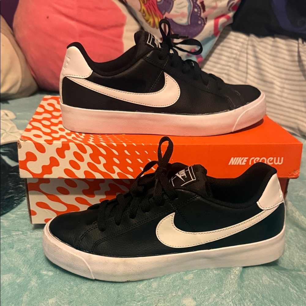 New in box Nike black n white shiney leather sneakers size 9